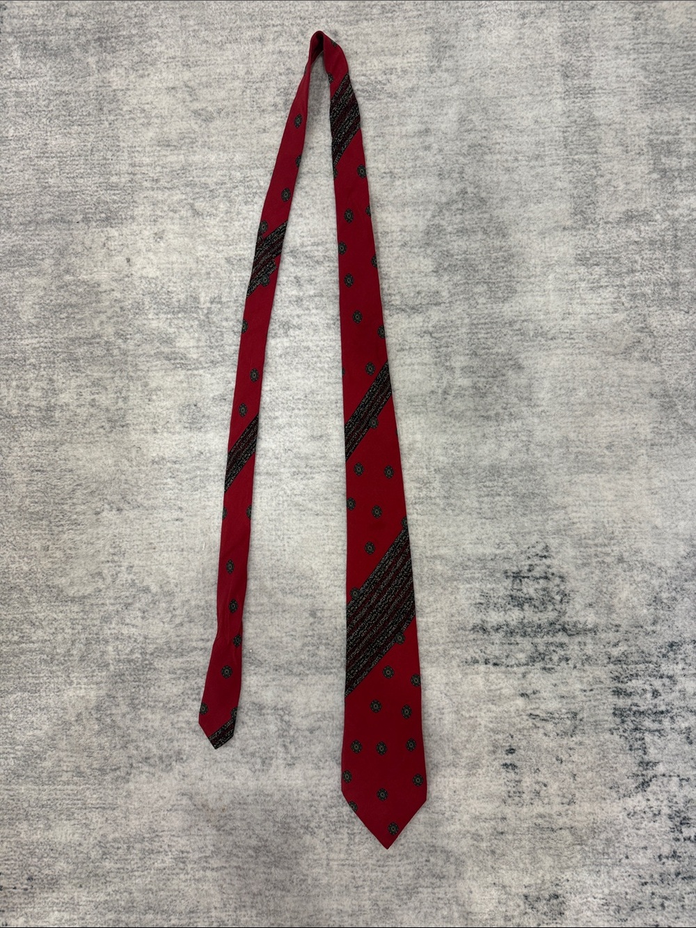 Classic Red Patterned Men's Necktie with Diagonal Stripe Detail